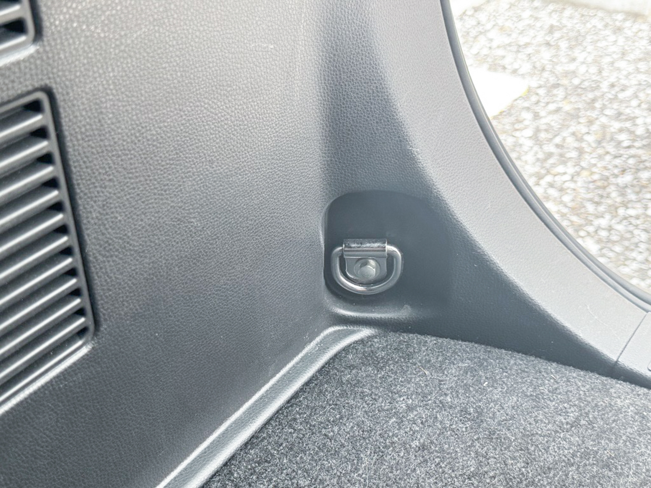 ヴォクシーの荷物固定用のフック