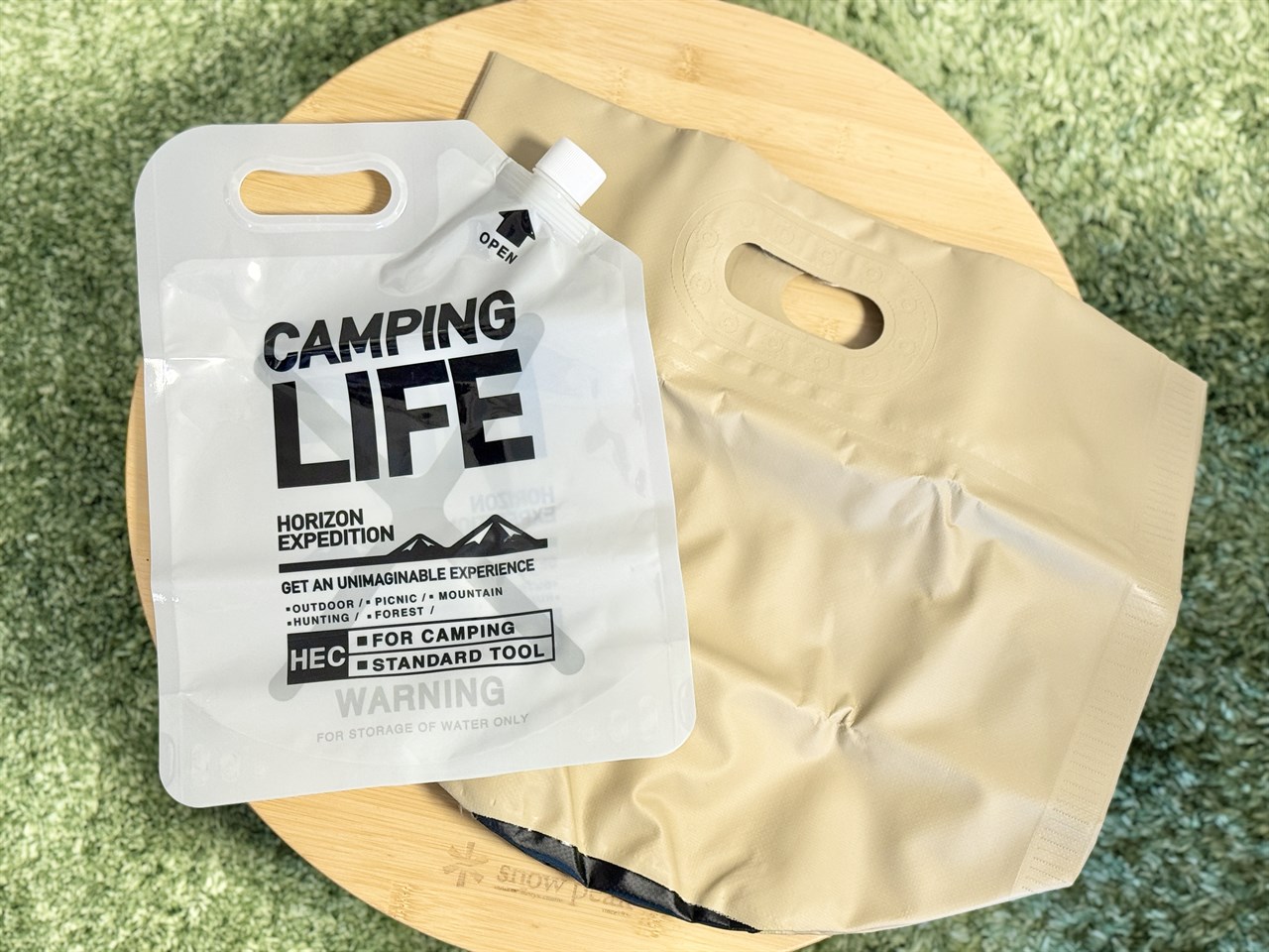 右側がターポリンのバケツです。折りたたむと手のひらサイズになります