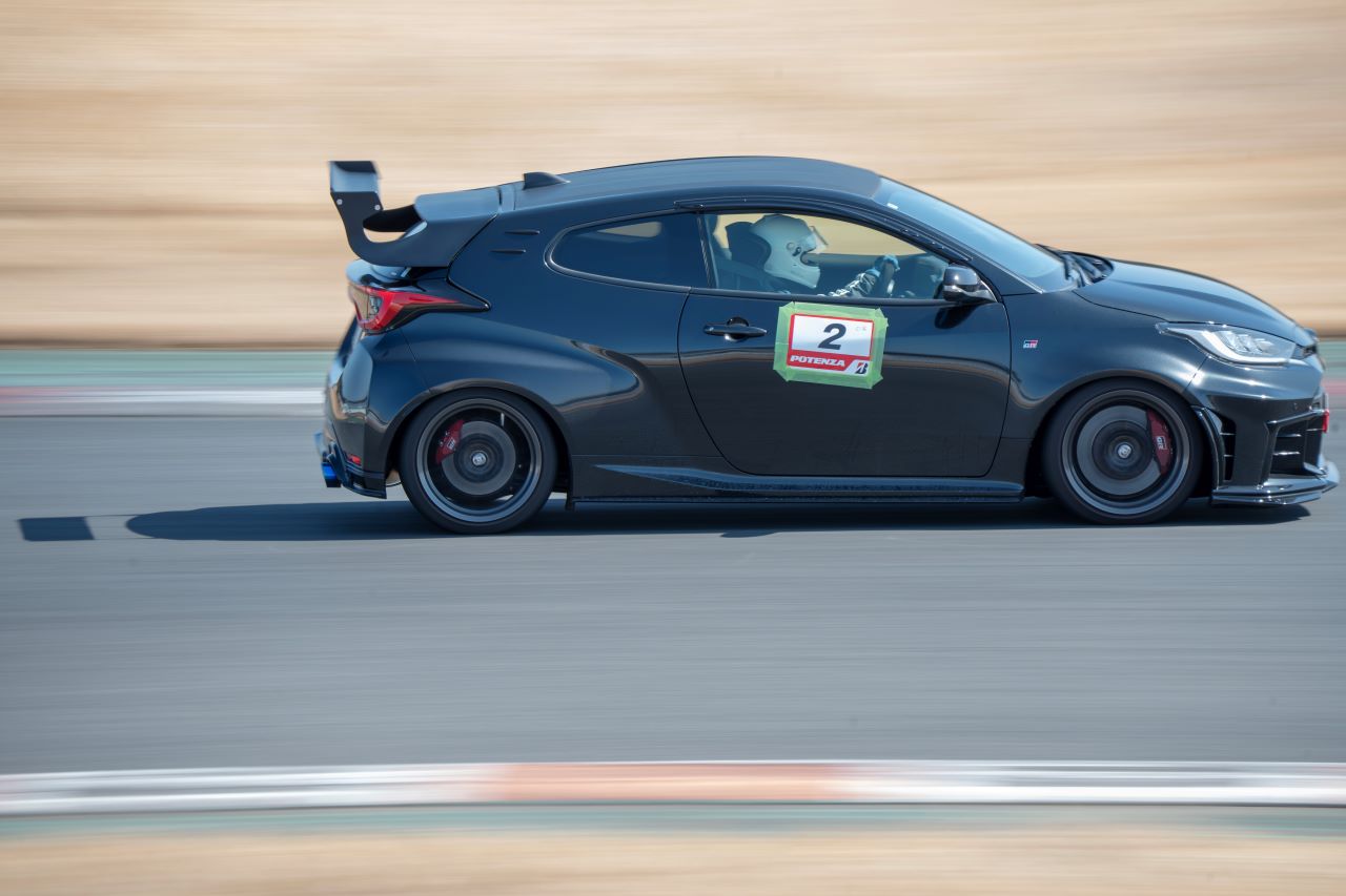 バックストレートを疾走するGRヤリス