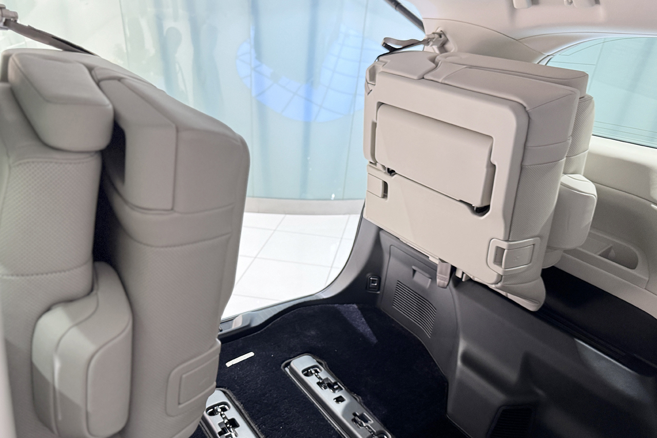 ３列目のシートがスライドできそうなことが伝わる写真