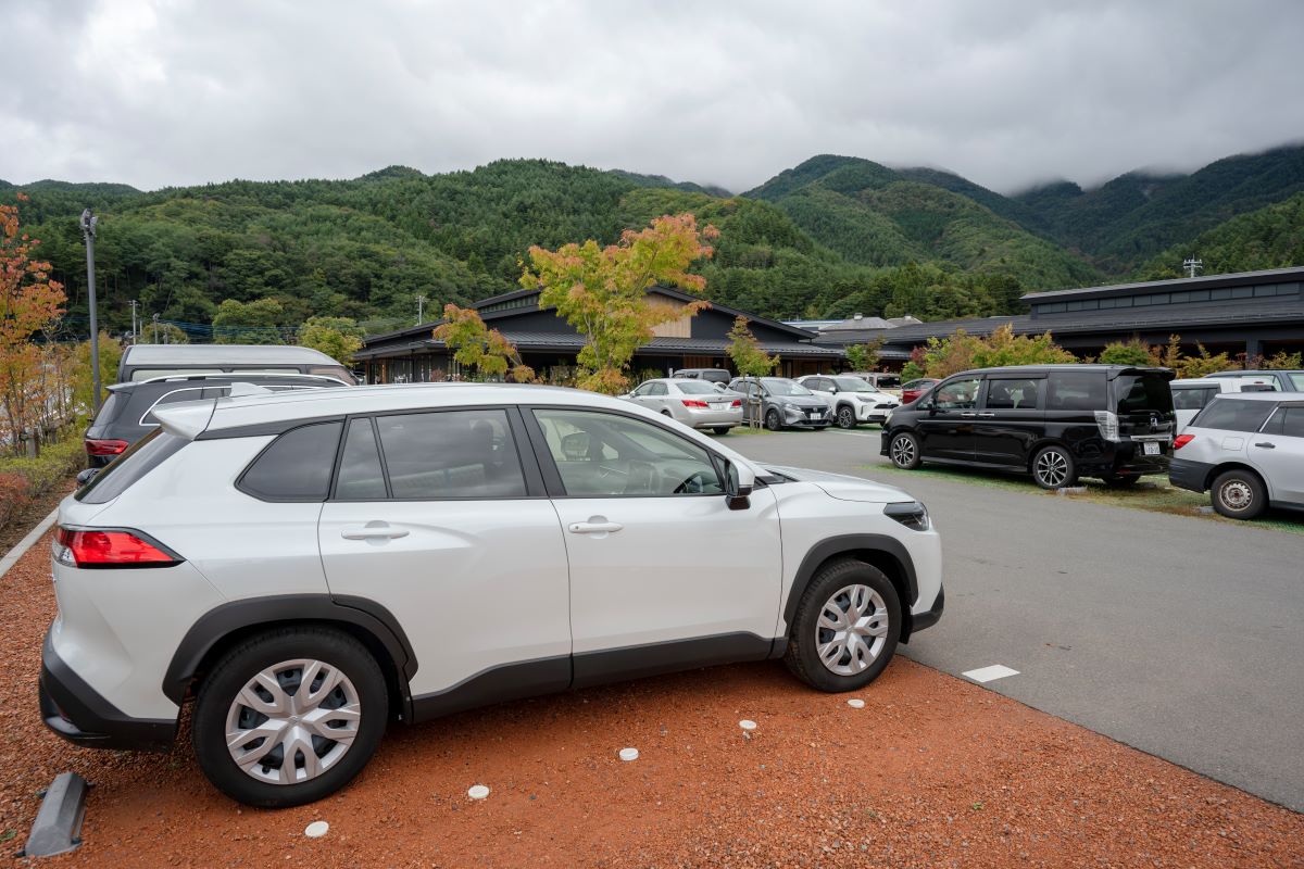 Kawaguchiko BASE 黒で統一されたシックな平屋の建物には地場の野菜から各種お土産物まで揃います。ちょっとセレブな雰囲気