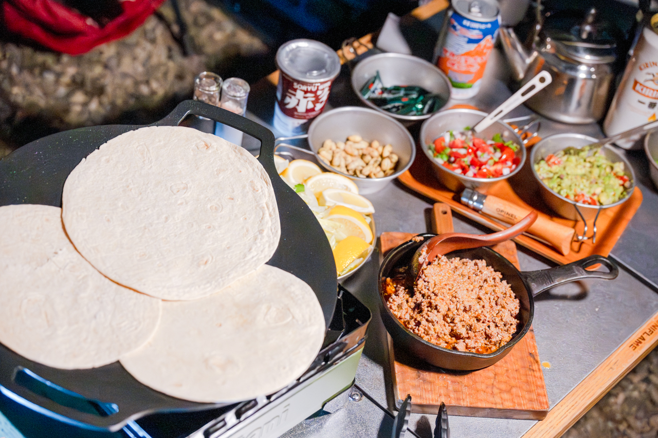 タコミートを炒めた後、水で濡らしたキッチンペーパーで軽く拭いてトルティーヤを焼きます