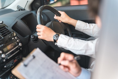 車の運転初心者が気をつけることとベテランの心得を解説！交通社会で事故を起こさないために