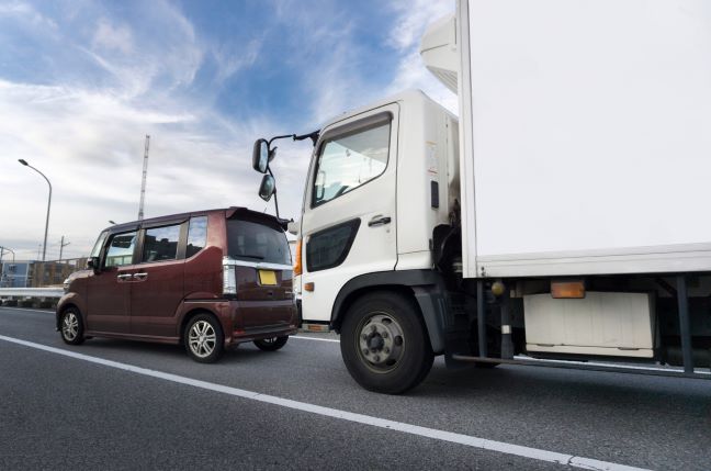 あおり運転された場合どう対処する？どこで起きやすい？通報の仕方や事前対策について解説