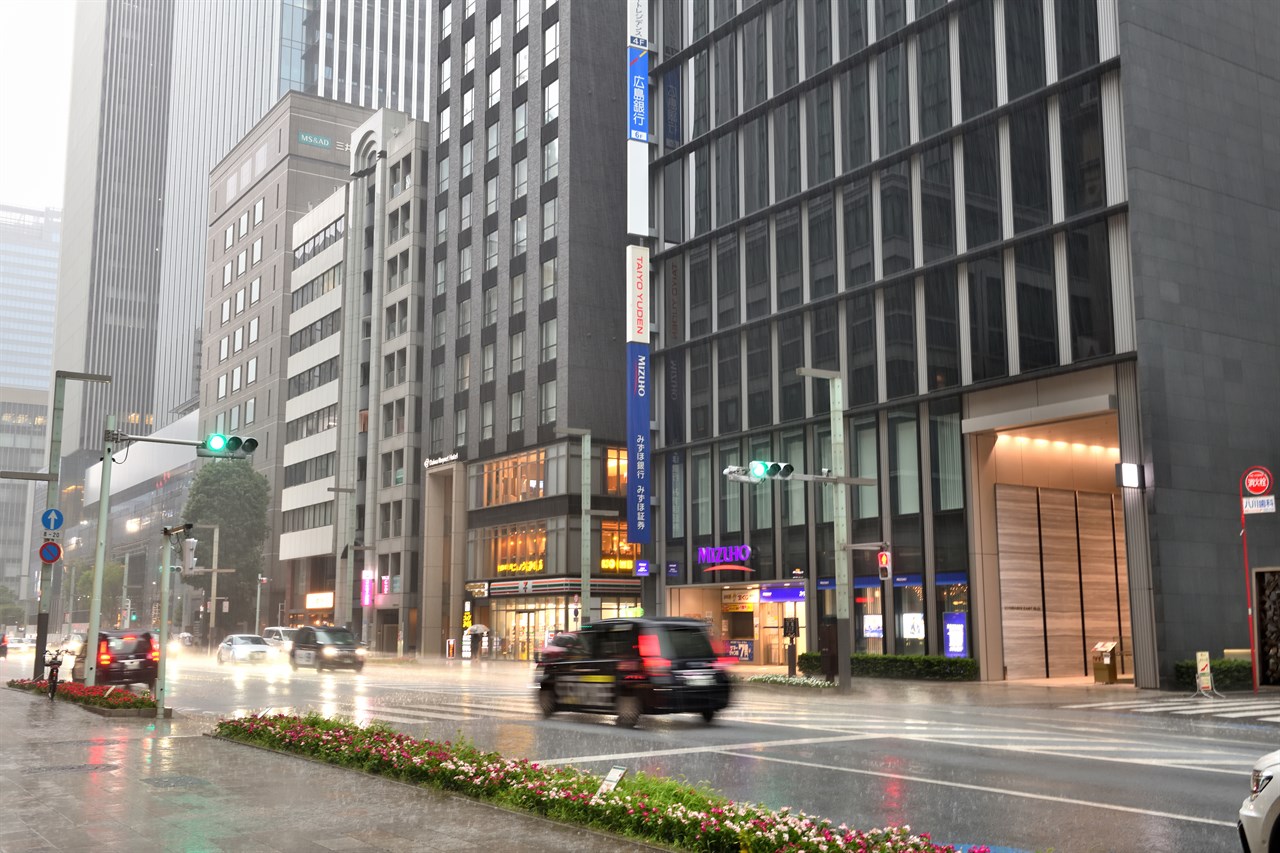 街中で雨が降っている様子
