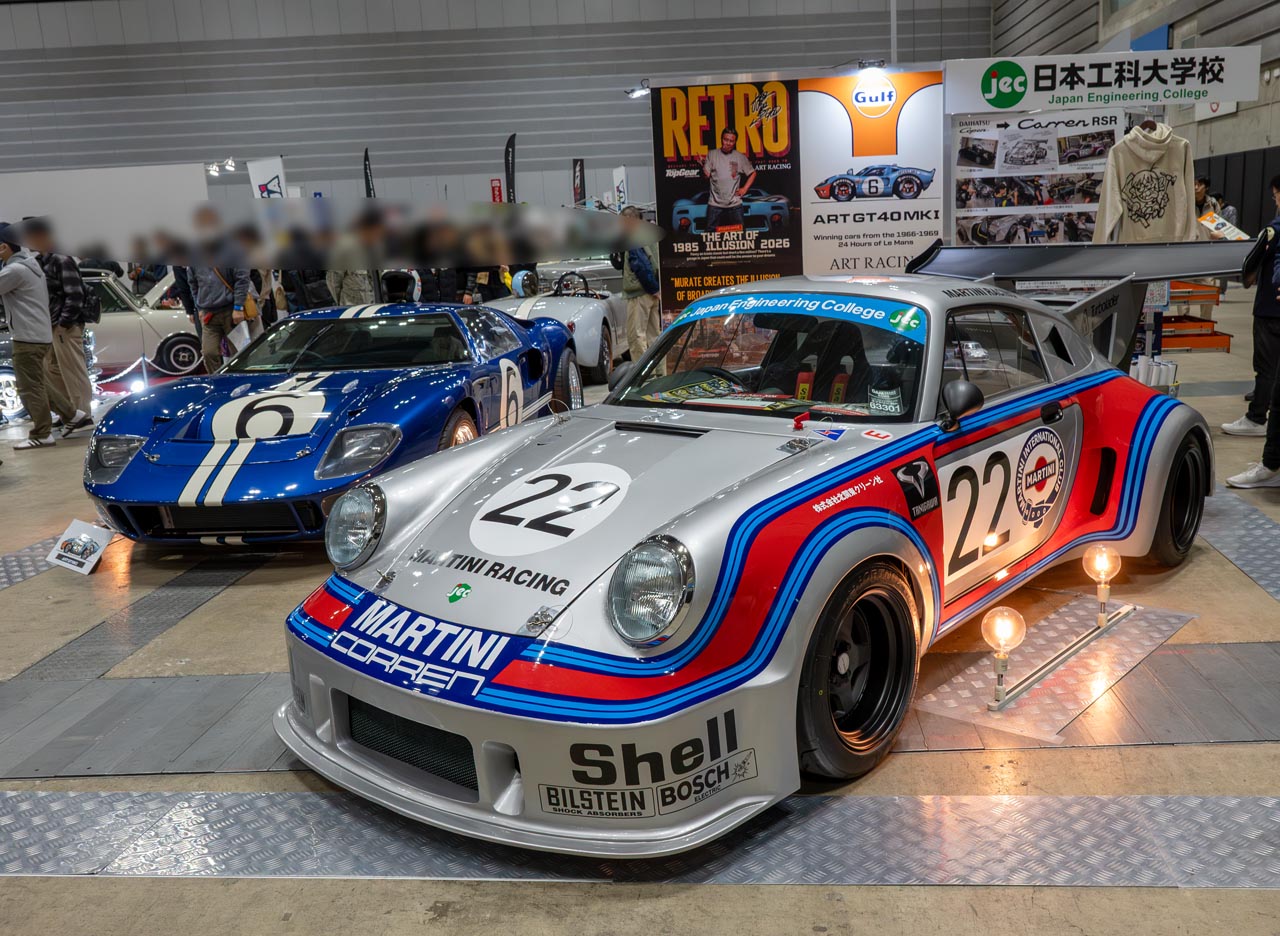 かつてのルマンカーを彷彿させるマルティニカラーをまとった911カレラRSR。後ろのフォードGTも渋い