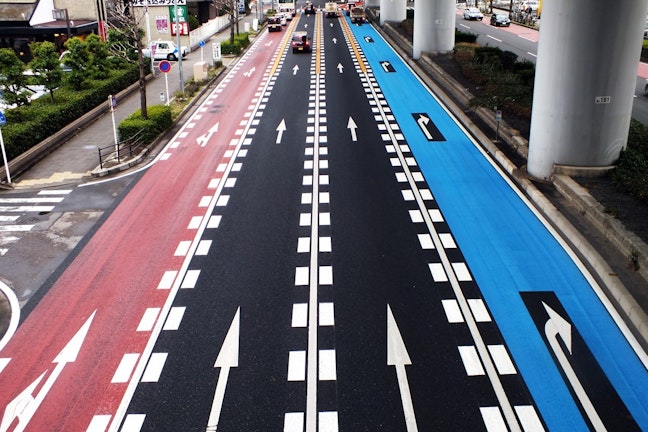 なぜ色分け？赤・青・緑でカラー舗装された道路の意味を解説
