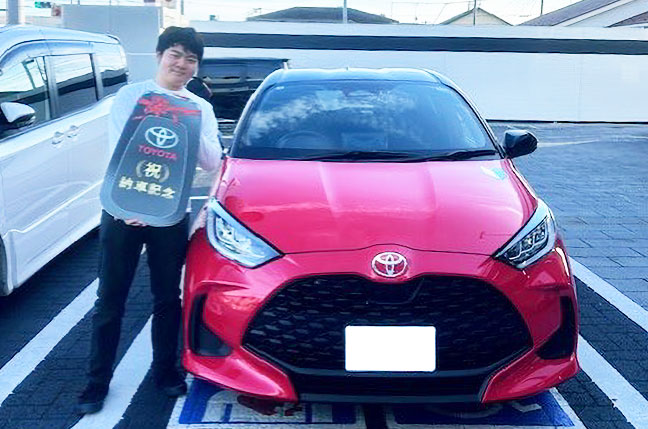 19歳、初めてのマイカーは念願のトヨタ・ヤリスをKINTOで！保険料コミの月々定額が決め手【お客様の声】