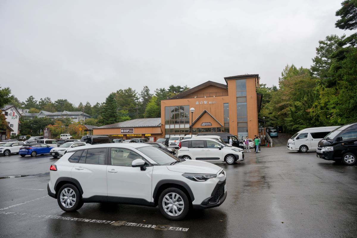 森の駅旭が丘 南側の山中湖畔にあるドライブインで、水陸両用バスなどアクティビティの拠点にもなっています。
