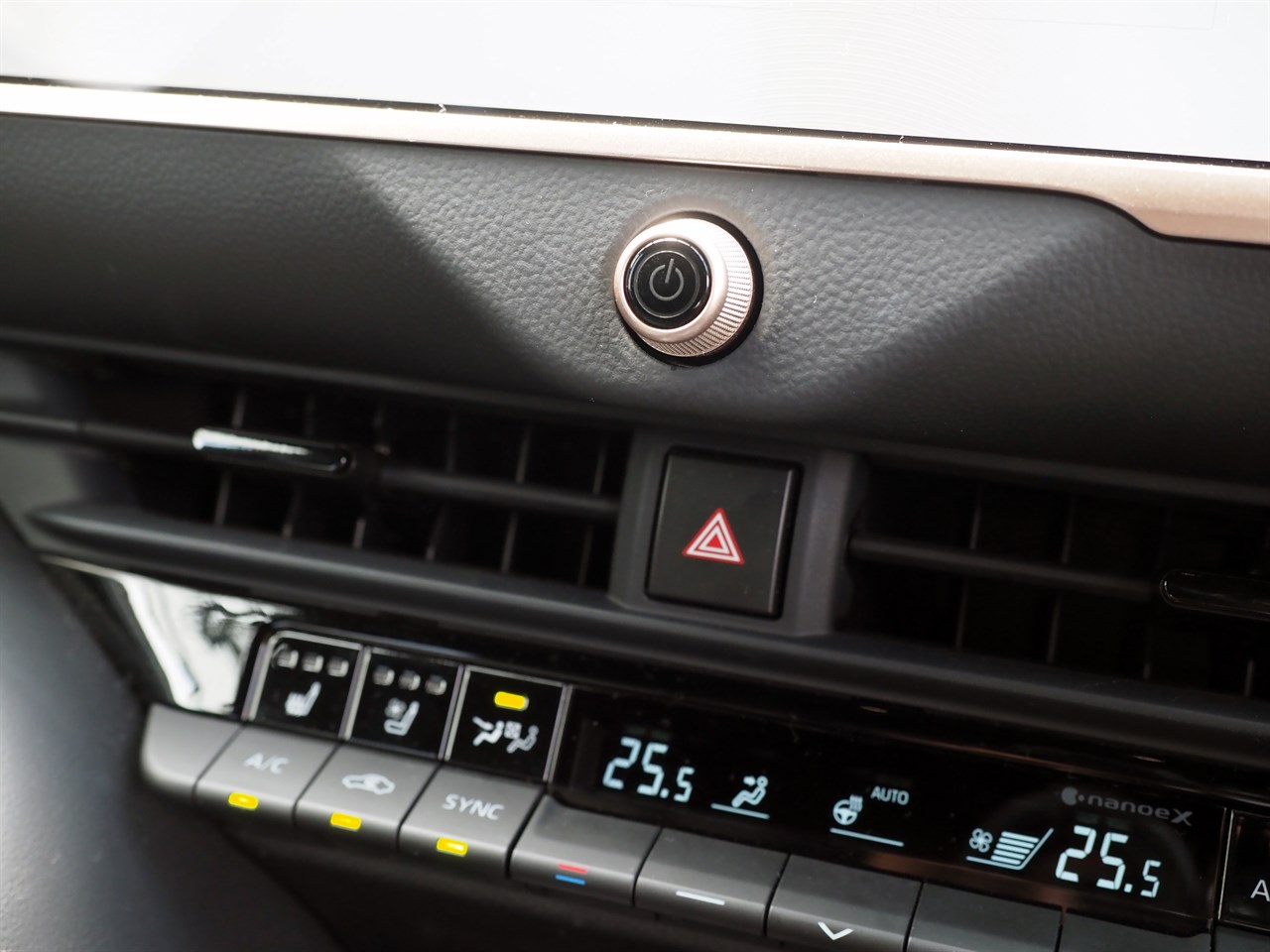 ハザードスイッチは車両中央付近にあり、助手席側からも押しやすい