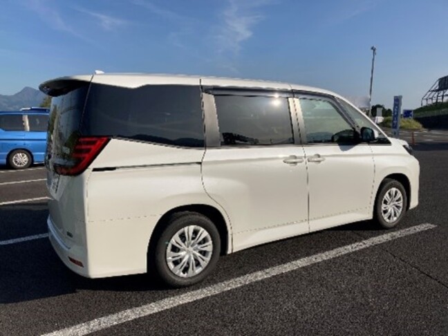 全方位的な“改善・進歩”」トヨタ新型ノア・ハイブリッドを試乗！｜KINTO