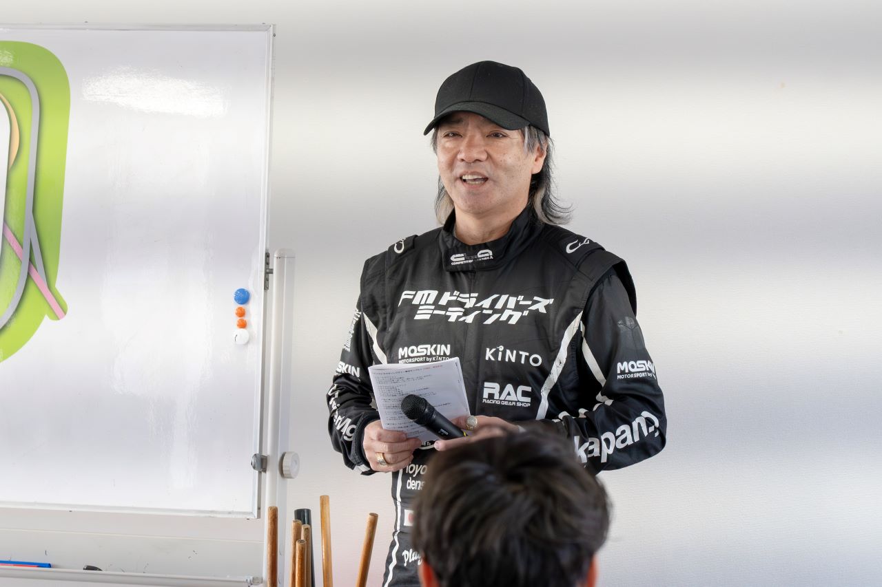 チーフインストラクターのレーサー鹿島さん