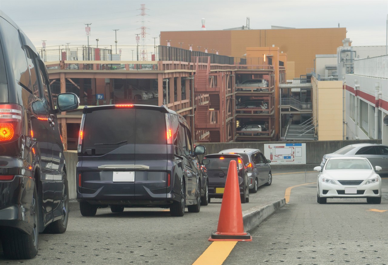 混雑の立体駐車場