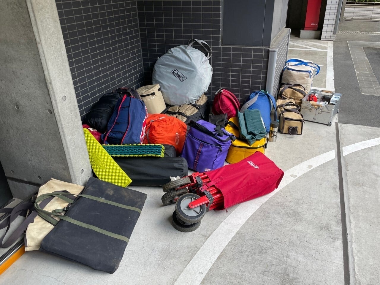 車に積み込む前の家族4人分のキャンプグッズのリアル