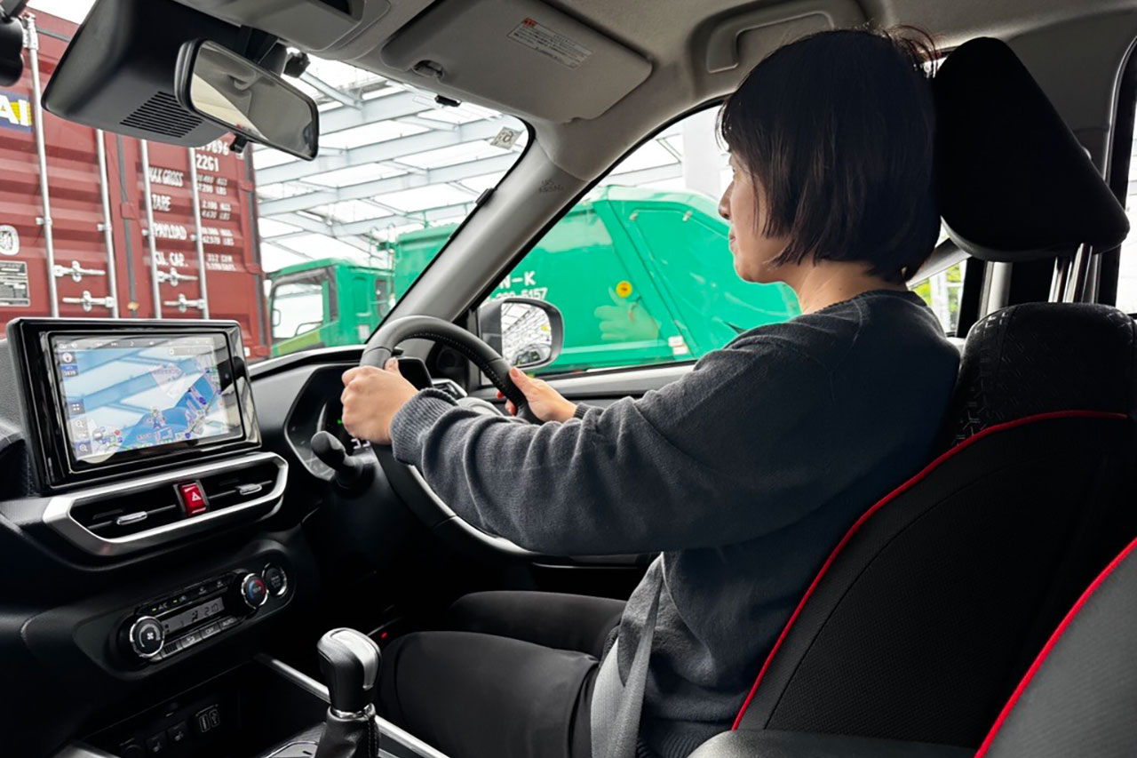 マサカ運転中車に囲まれる様子