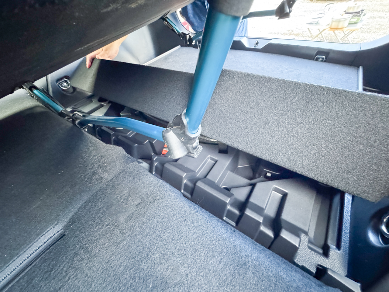 段差を覆っているカバーを開けて、コットの足を入れます