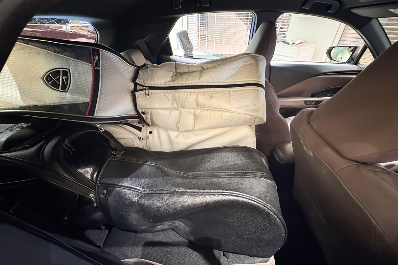 バックドアを閉めるために、ゴルフバッグはできるだけ運転席ギリギリまで詰め込みました