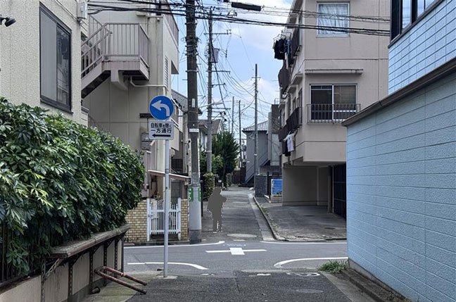 ガード下を抜けた出口から見える景色
