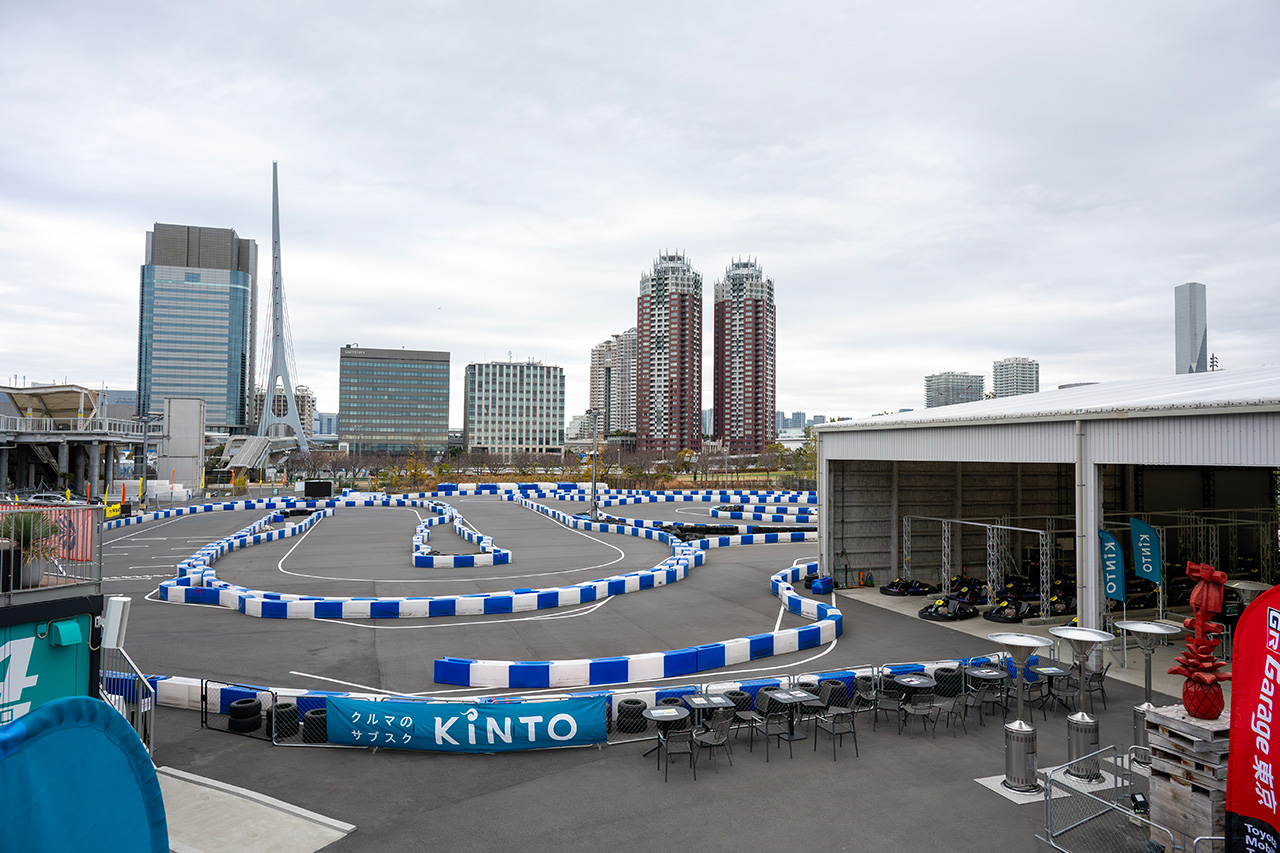 シティサーキット東京ベイのピットと屋外コース（SKY TRACK）