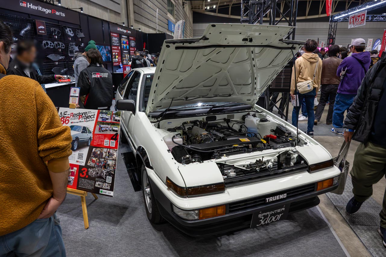 同じGRブース、こちらも同じAE86ながら トレノです。リトラクタブルライトの構造上、ボンネットの形状が異なっている点に注目 