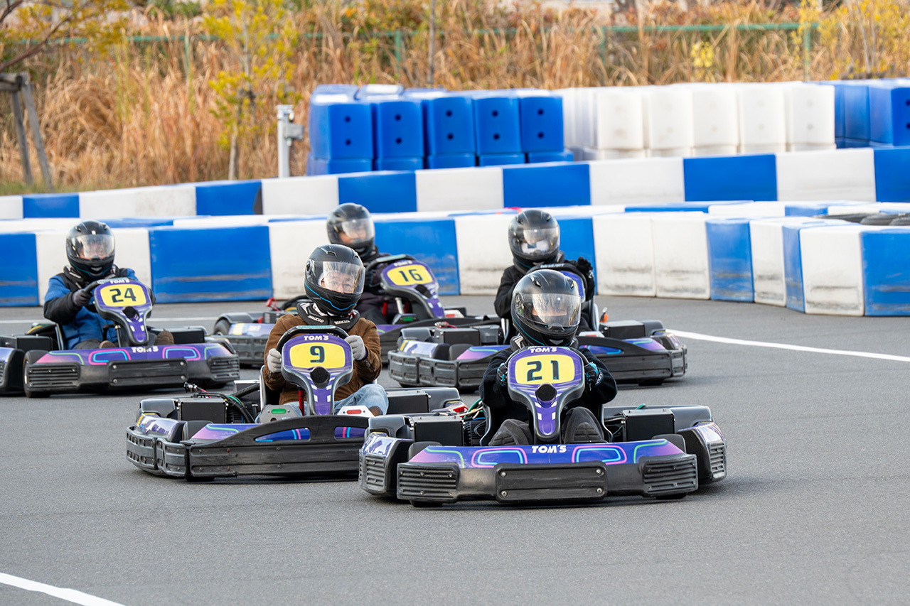 この日初めてEVカートに乗る人ばかりとは思えない鋭い走り！ 息もつかせぬデッドヒートを展開