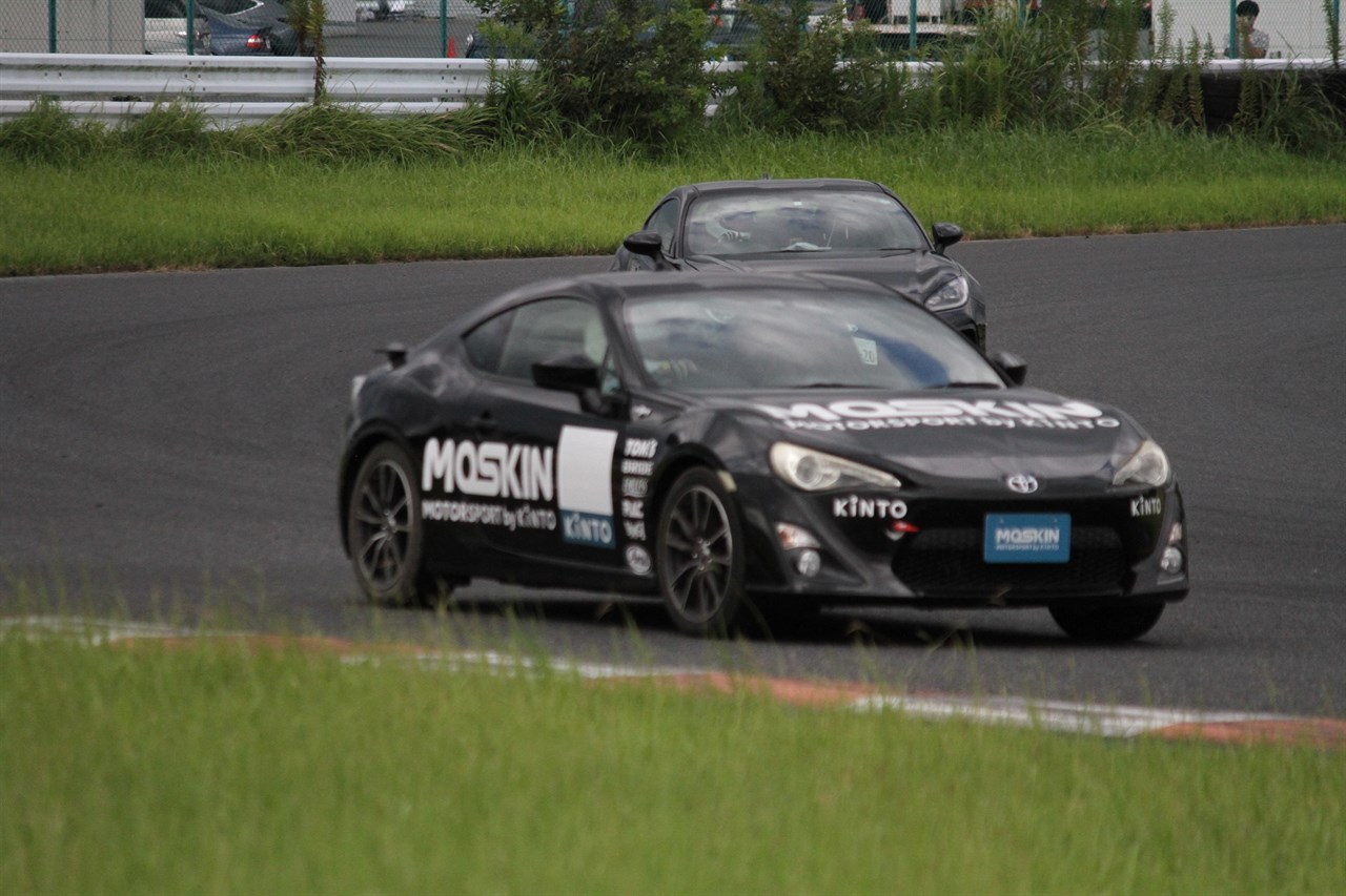 サーキットを走行するトヨタ86（ZN6）