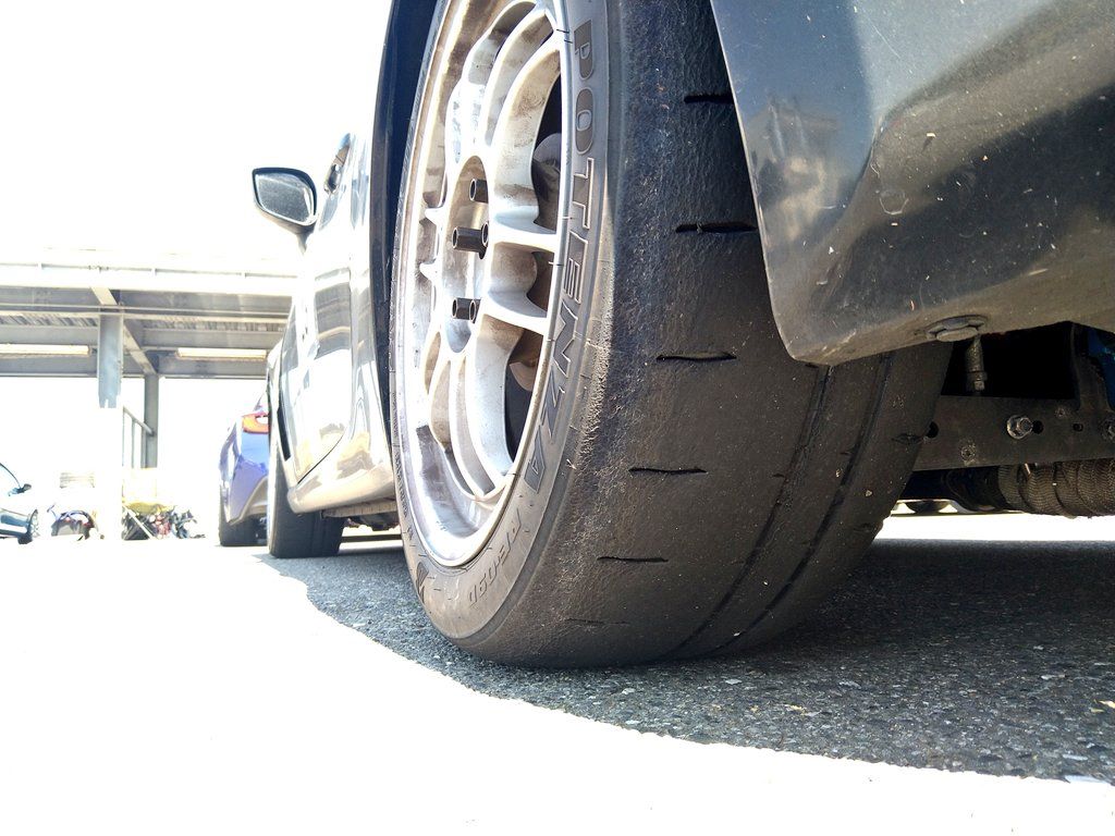 サーキット走行を終えて摩耗し、タイヤカスが付着したタイヤの接地面