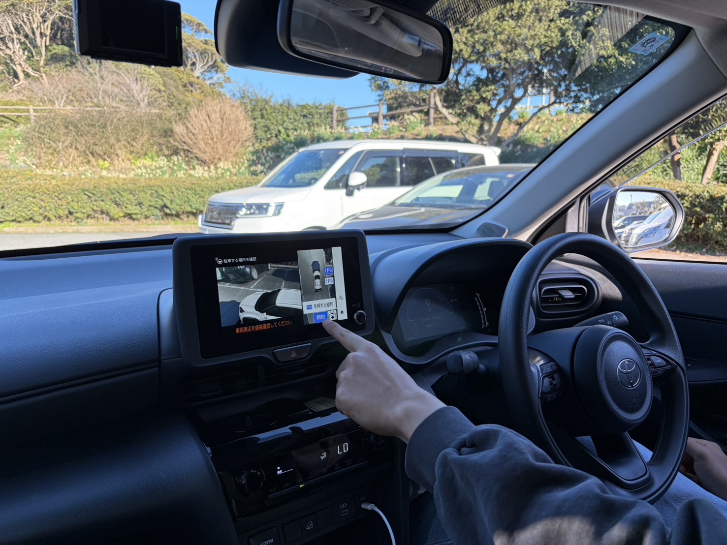 ナビ画面に示された所定の位置に車を移動させたらあとはボタンを押すだけ 