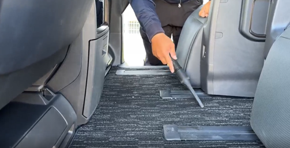 丁寧に車内に掃除機をかけている様子
