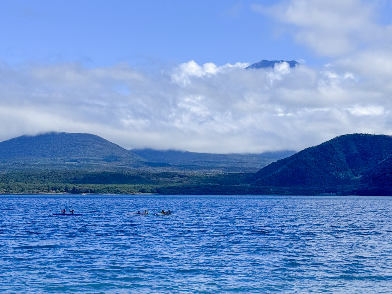 本栖湖からみた富士山