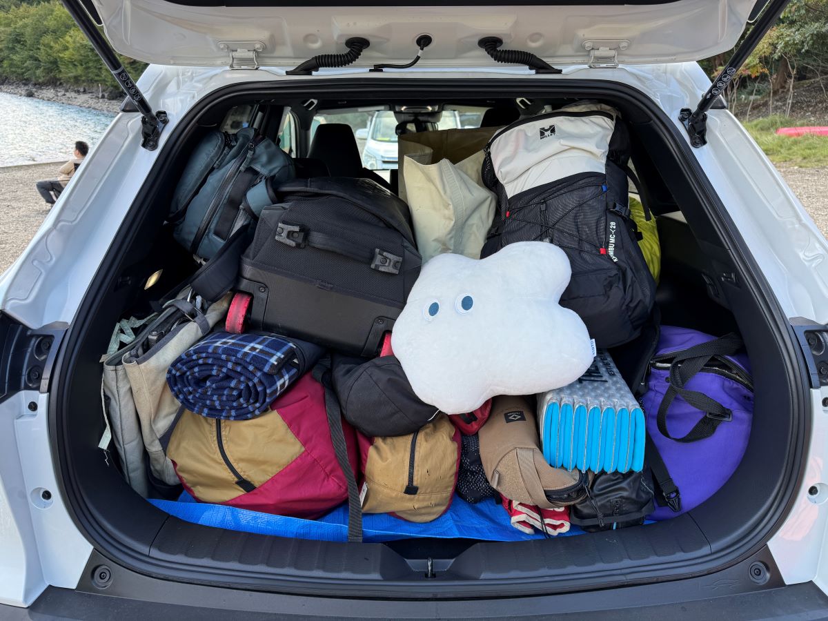 カローラクロスの荷室の様子