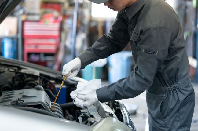 エンジンオイル交換時期は？トヨタでのオイル交換の目安も紹介