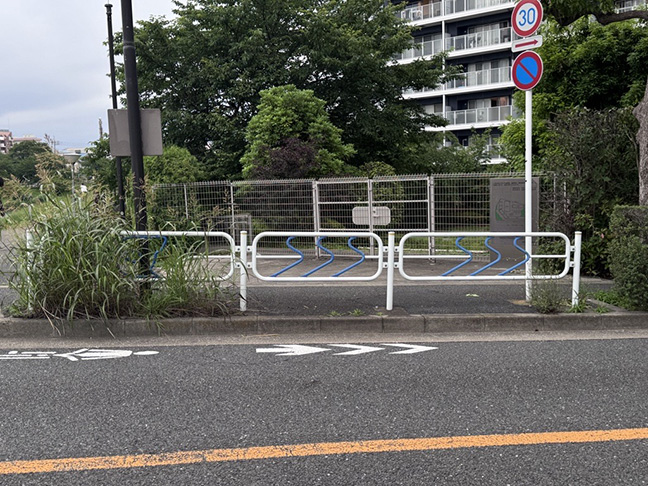 江戸川区の水の模様のガードパイプ