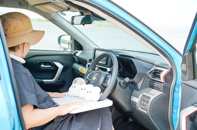 運転席で快適にアイスとコーヒーを食べた様子（再現）