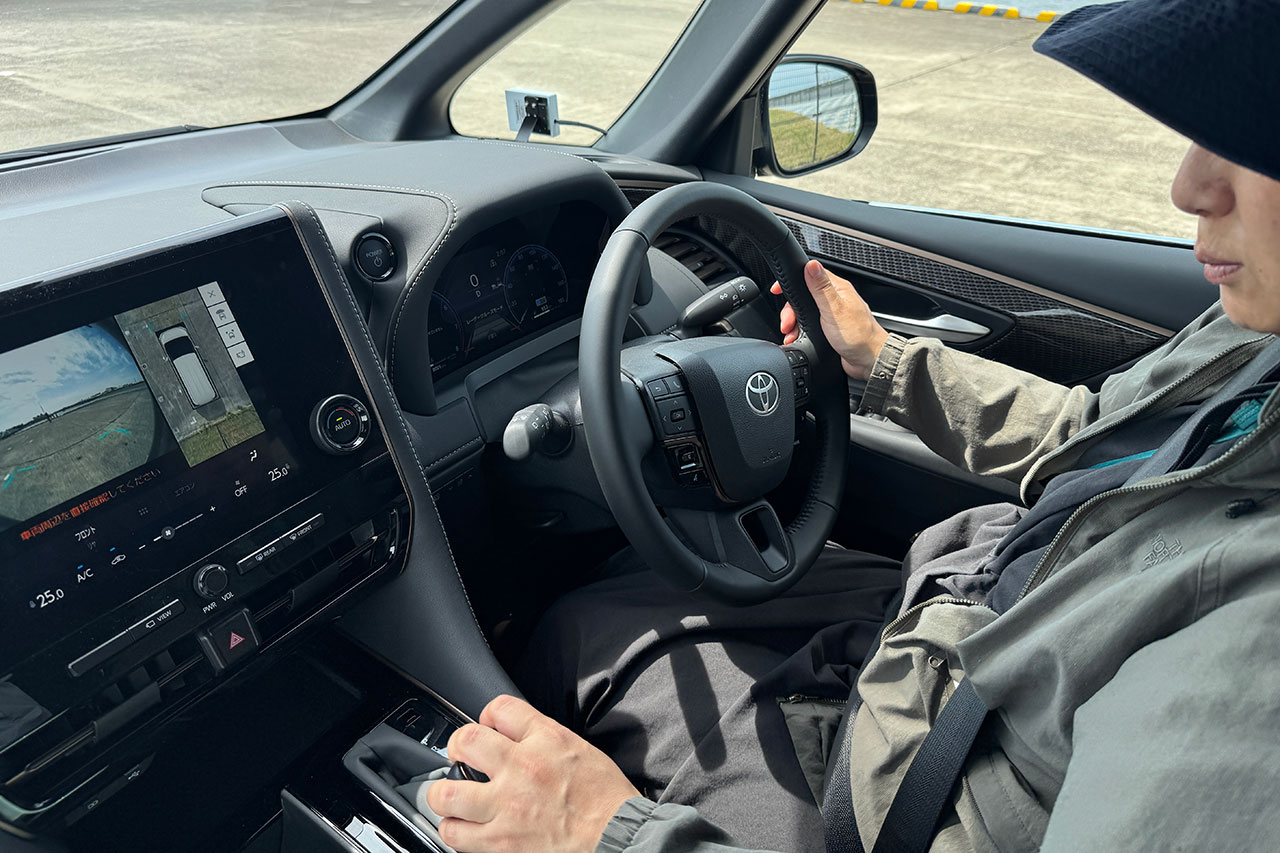 アルファードの運転シーン