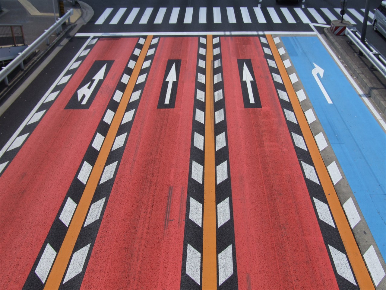 見かけることが増えてきたカラー舗装された道路