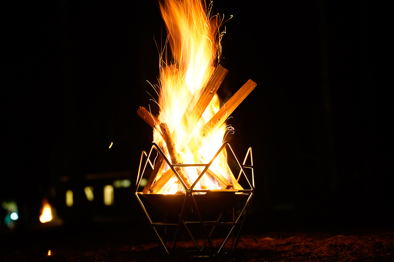 火が燃え上がる焚き火台②