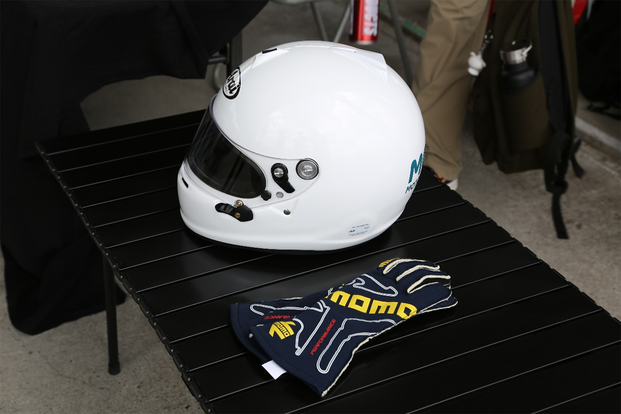 サーキット走行時に使用するヘルメット(ARAI)とグローブ(MOMO)