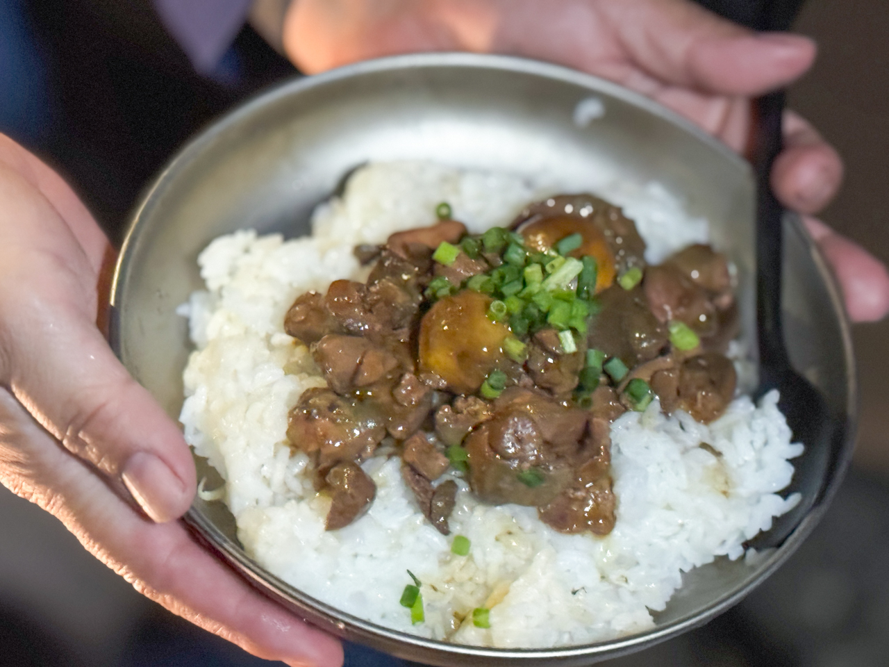こちらは同僚が作ってくれた鳥もつ煮丼。山梨の名物だそう