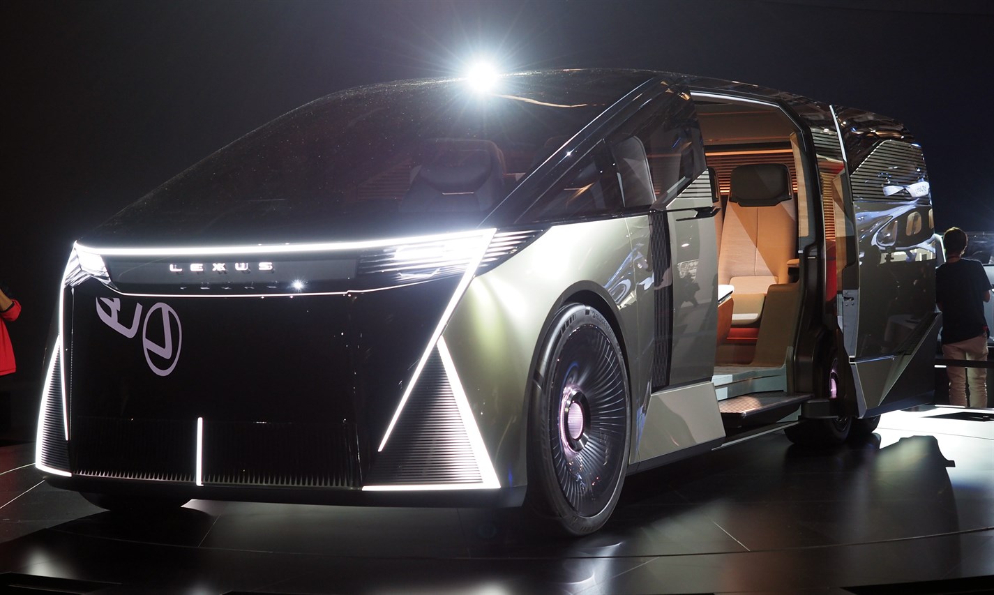 レクサスのLSコンセプト。写真で見るよりも実物は遥かにデカい