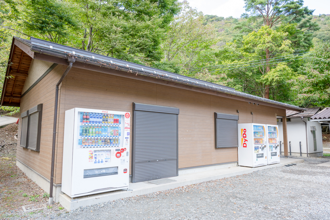 この日は閉まっていましたが、売店があります