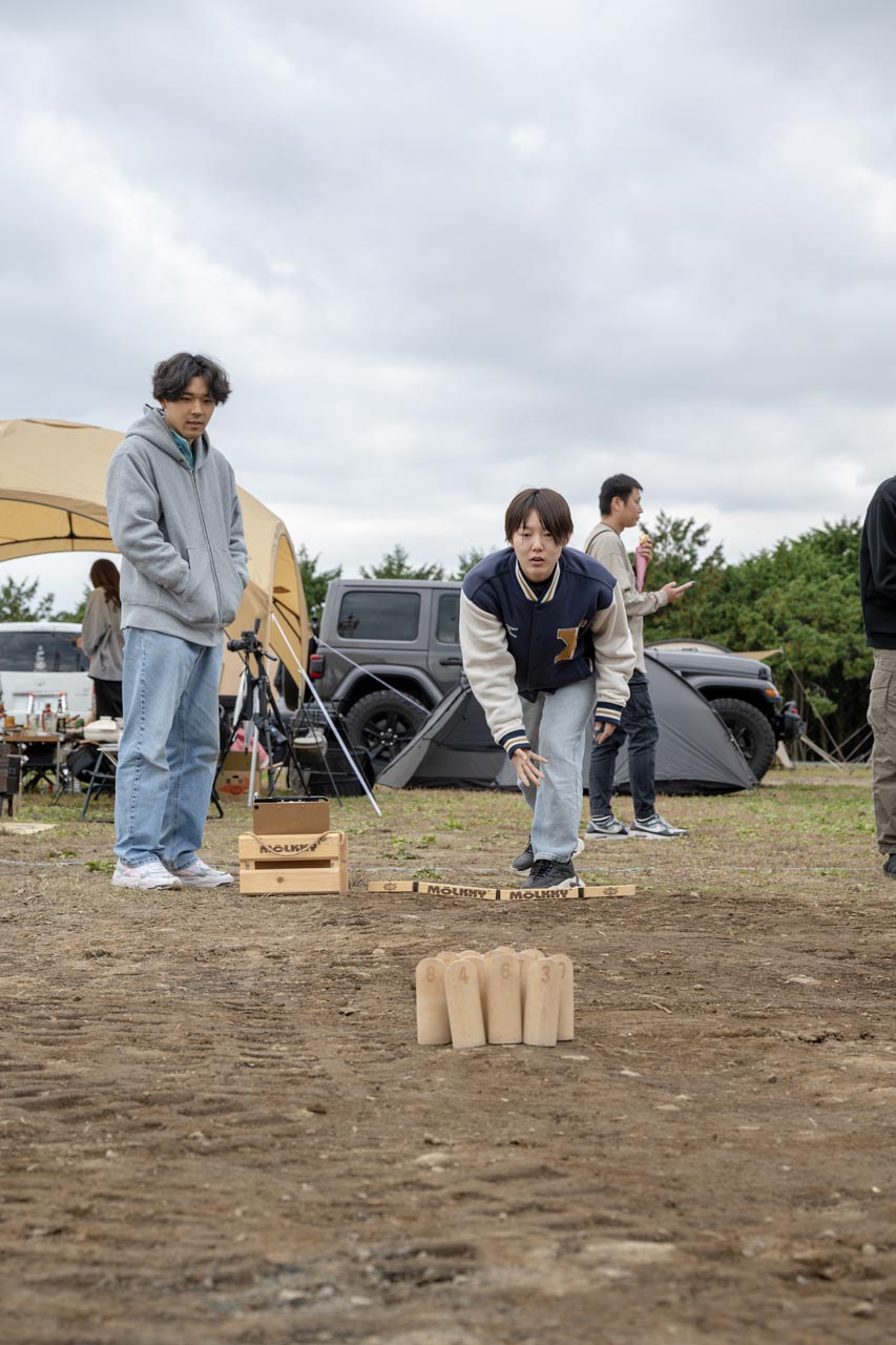 はじめて体験した「モルック」。僕たち含めて多くの人たちがモルック初体験でしたが、ちびっ子から大人まで、熱中していました