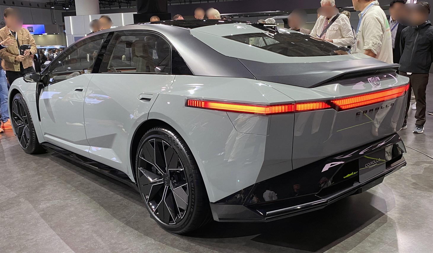 従来のカローラよりもひとまわりサイズが大きい。エッジを利かせたリアデザインが秀逸