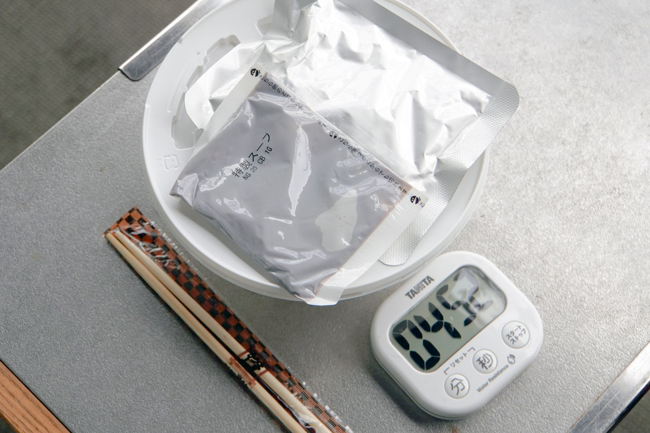 具材を蓋であたためます。５分待機！