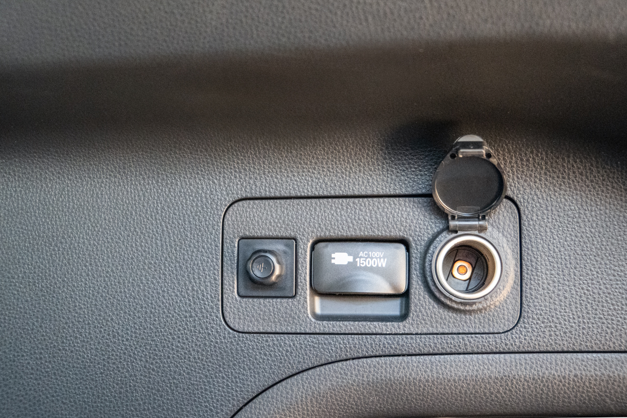 RAV4、「AC100V・1500W アクセサリーコンセント」の寄り