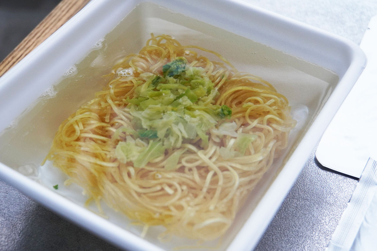 お湯を入れたカップ焼きそば