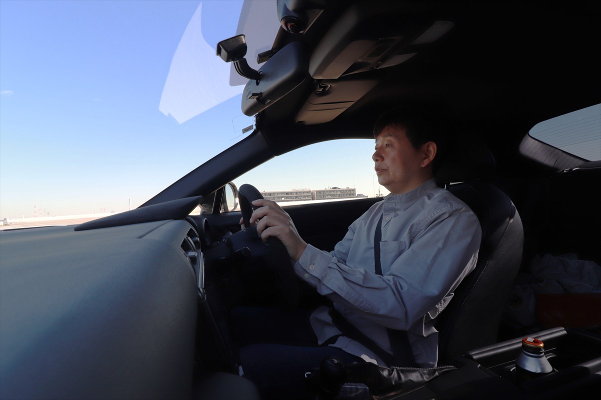 GR86を試乗している筆者の様子