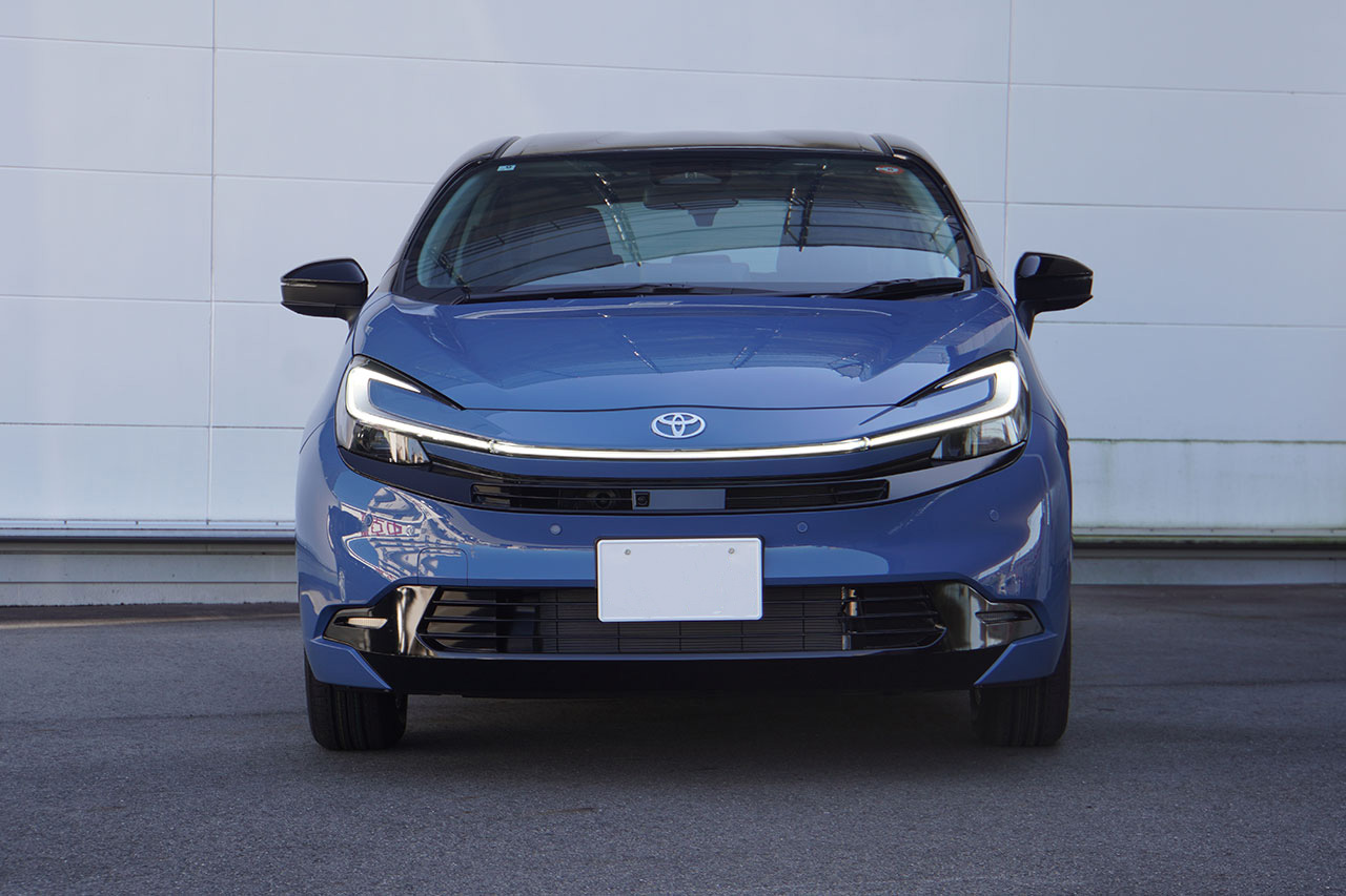 新型アクアの正面写真