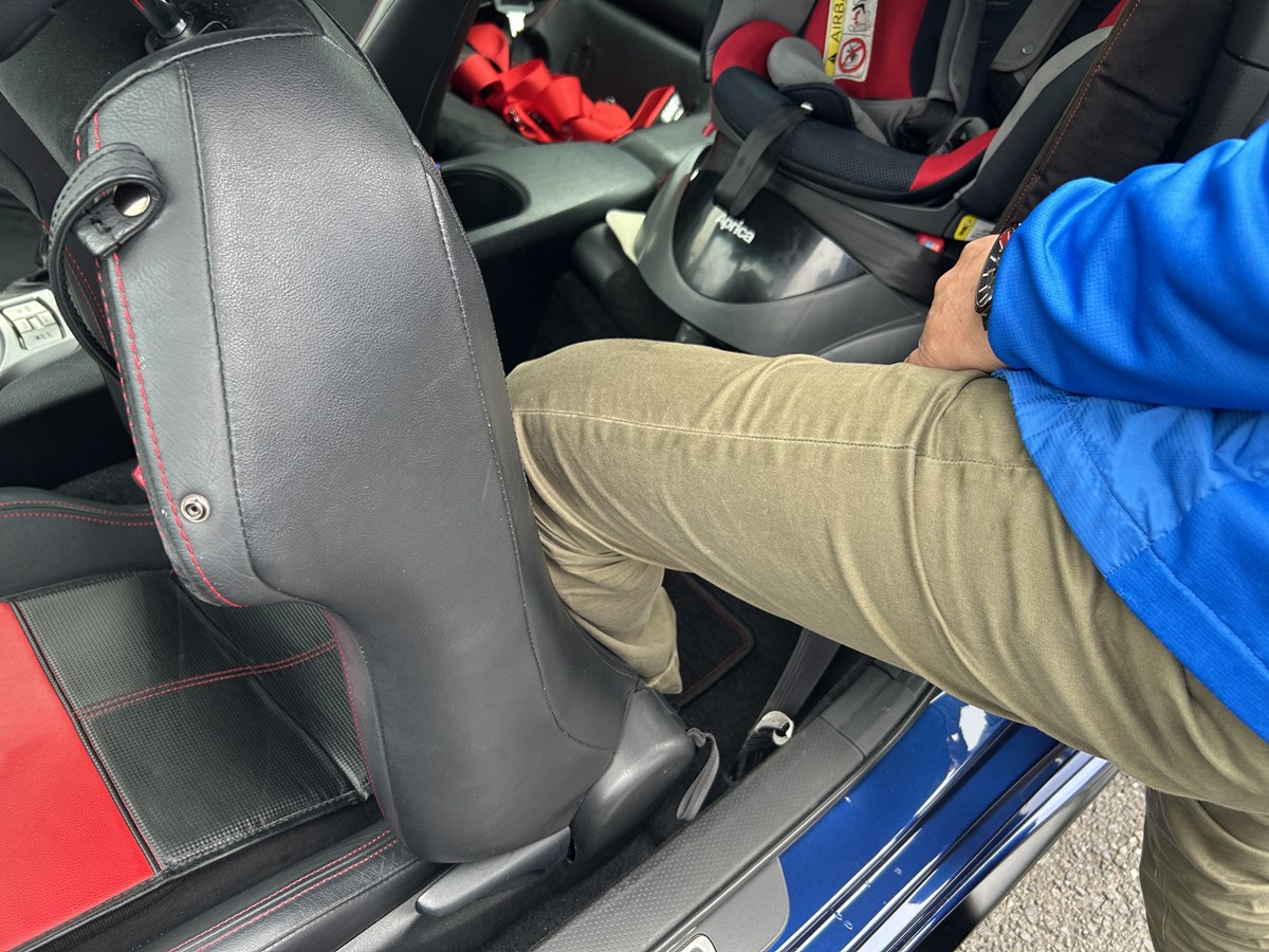 86に乗り込む様子