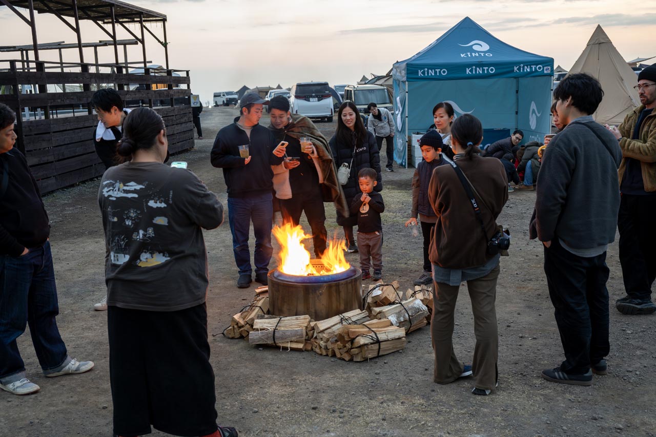 夜景と焚き火、そして温かいドリンク。身も心もポカポカに